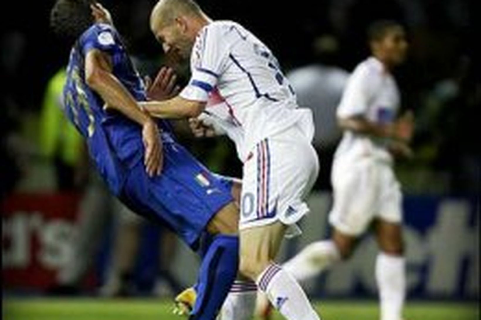 Zidane skallar Marco Materazzi.