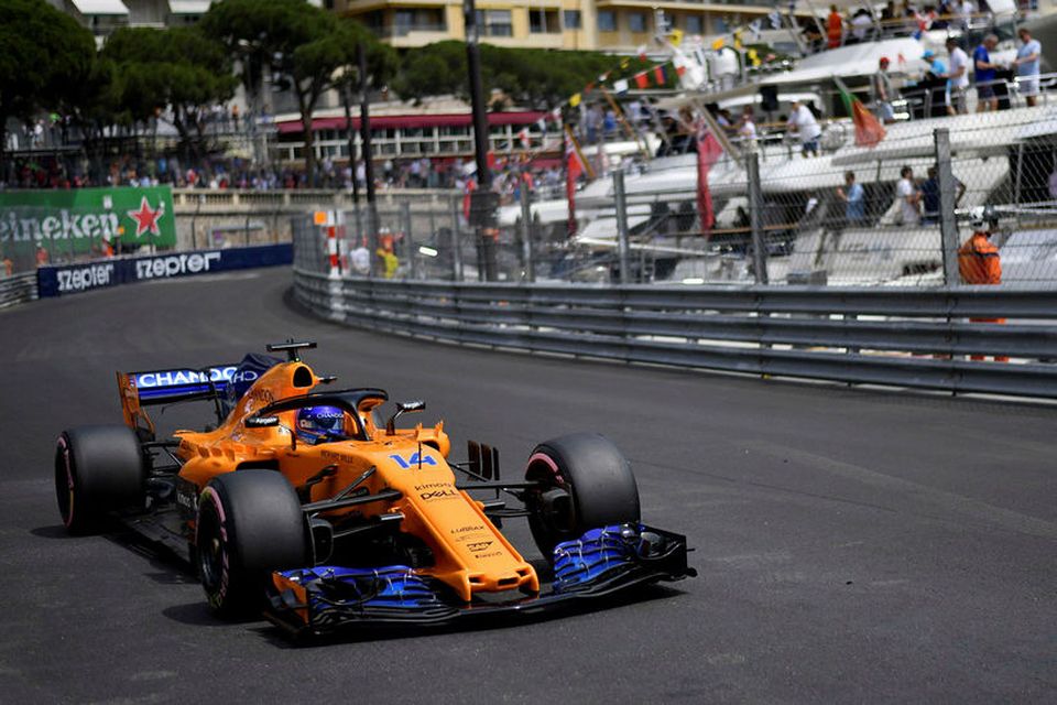 Fernando Alonso á McLaren á ferð í Mónakó í gær.