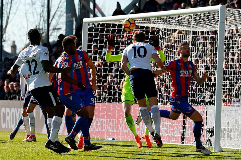 Harry Kane skorar hér sigumark Tottenham Hotspur í leik liðsins gegn Crystal Palace í dag.