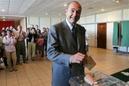 Jacques Chirac forseti og eiginkona hans Bernadette Chirac kusu snemma í morgun í þorpinu Sarran …