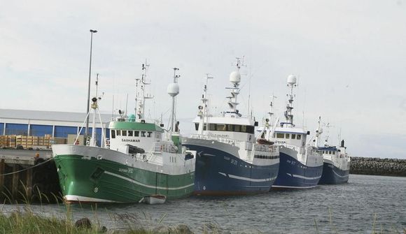 Tekjur drógust saman um tugi milljarða