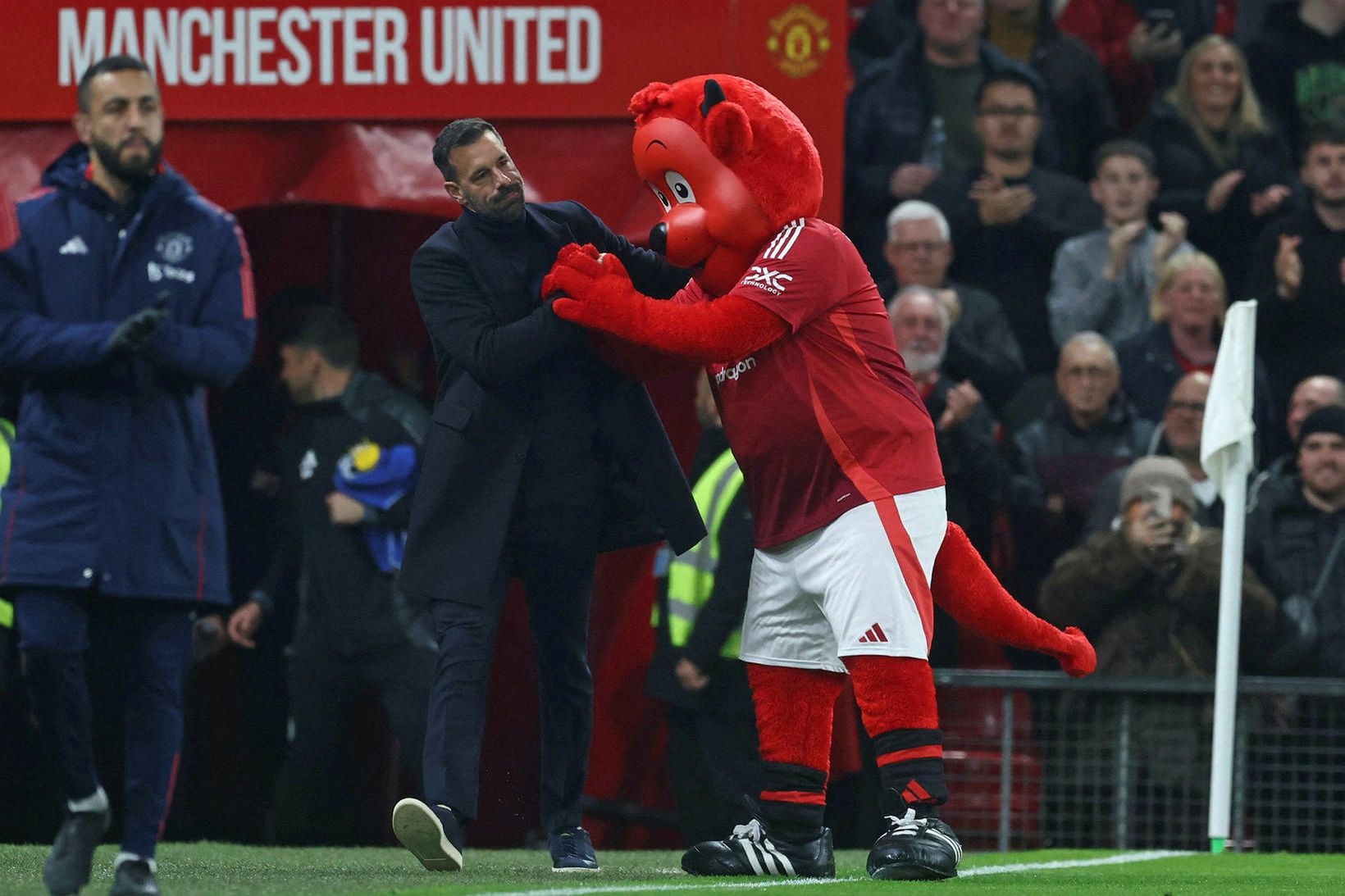 Ruud van Nistelrooy heilsar upp á lukkudýrið Fred the Red …