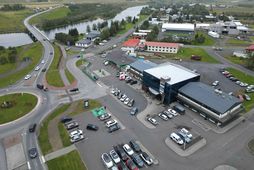 Hella í Rangárþingi ytra. Verslun Samkaupa er til vinstri í stóra húsinu fremst á myndinni.