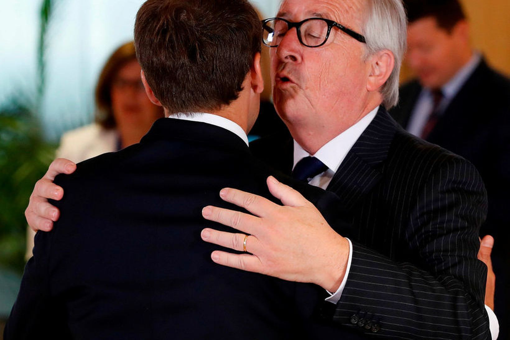 Jean-Claude Juncker fagnar komu Emmanuel Macron til leiðtogafundarins í vikunni.