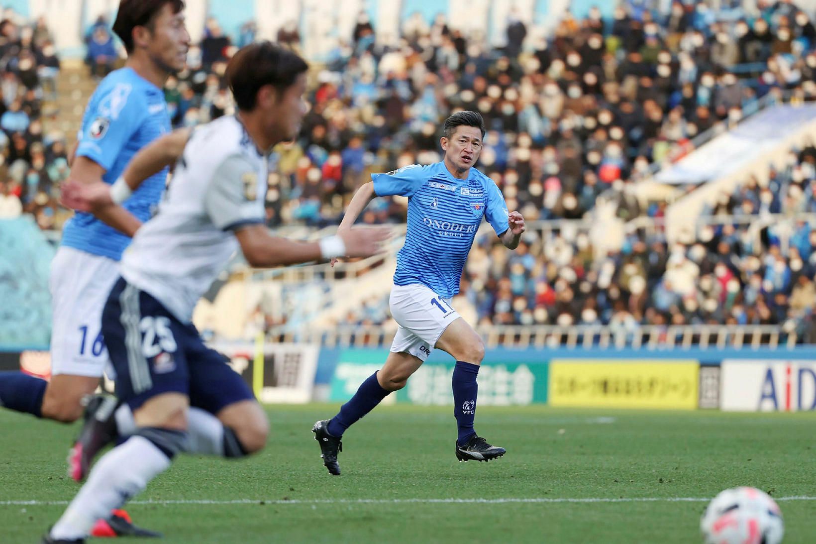Kazuyoshi Miura, bláklæddur, í leik með Yokohama FC gegn Yokohama …