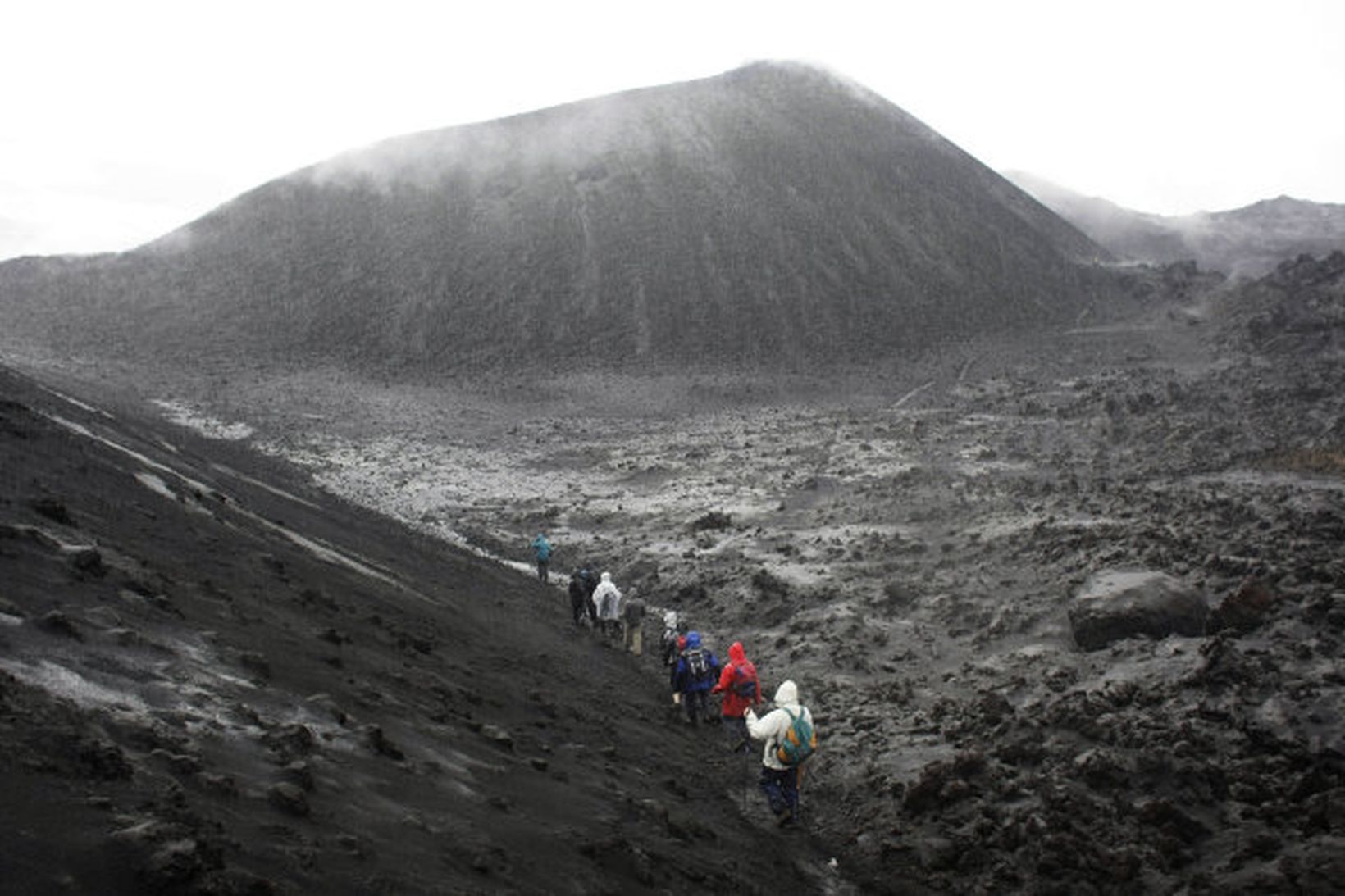 Göngufólk á gangi milli gíganna Magna og Móða. Móði er …