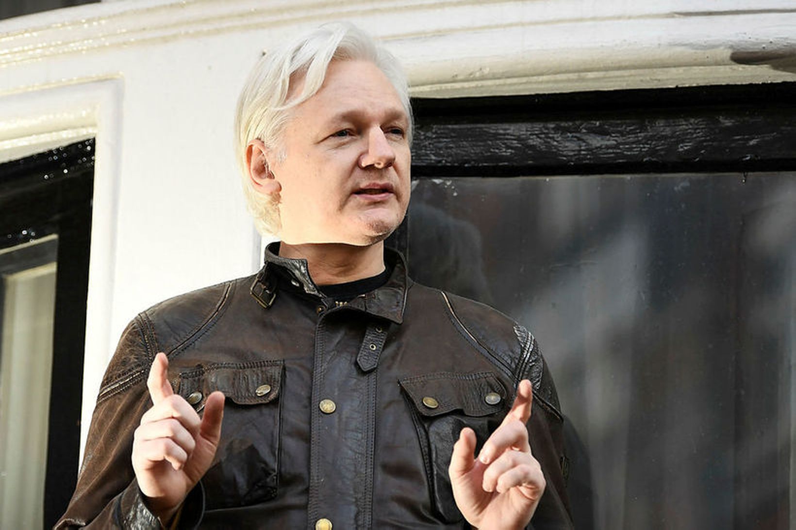 Julian Assange, stofnandi WikiLeaks, sést hér á svölum sendiráðs Ekvadors …