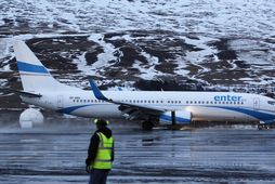 Boeing 737-800 vél frá Enter Air brunar framhjá flughlaðinu á Akureyrarflugvelli eftir að hún lenti …