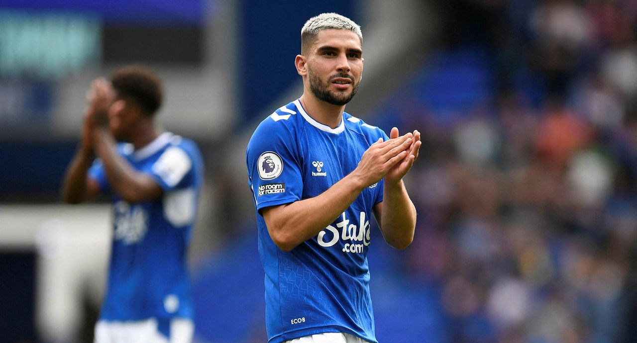 Neal Maupay er samningsbundinn Everton en skýtur fast á félagið.