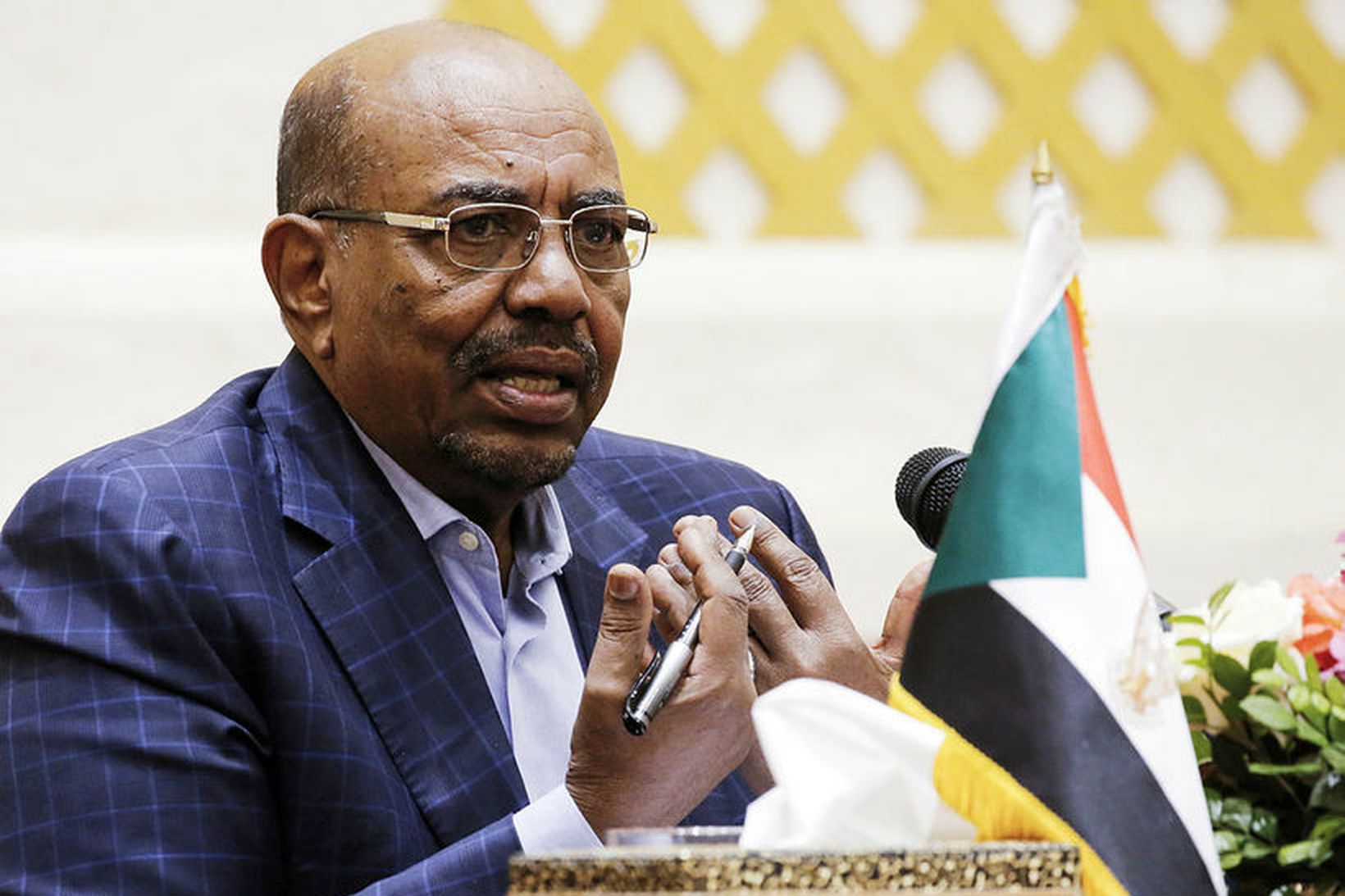 Omar al-Bashir skorti ekki fé, ef marka má fréttir dagsins.