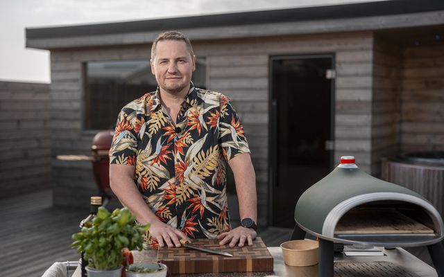 Árni Þorvarðarson bakarameistari gerði dýrindis pestó-pítsu í þættinum Logandii ljúfffengt á dögunum. Það er helgarpítsan …