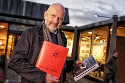 Jón Ármann með gögnin og bókina sem kom út í síðasta mánuði.
