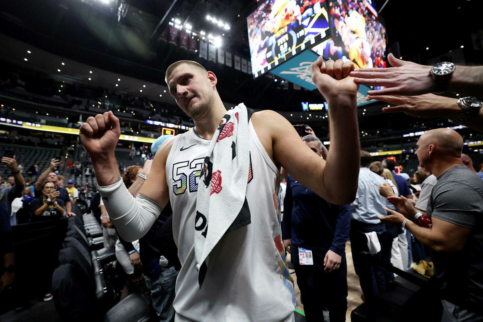 Nikola Jokic fagnar sigri Denver Nuggets í nótt.