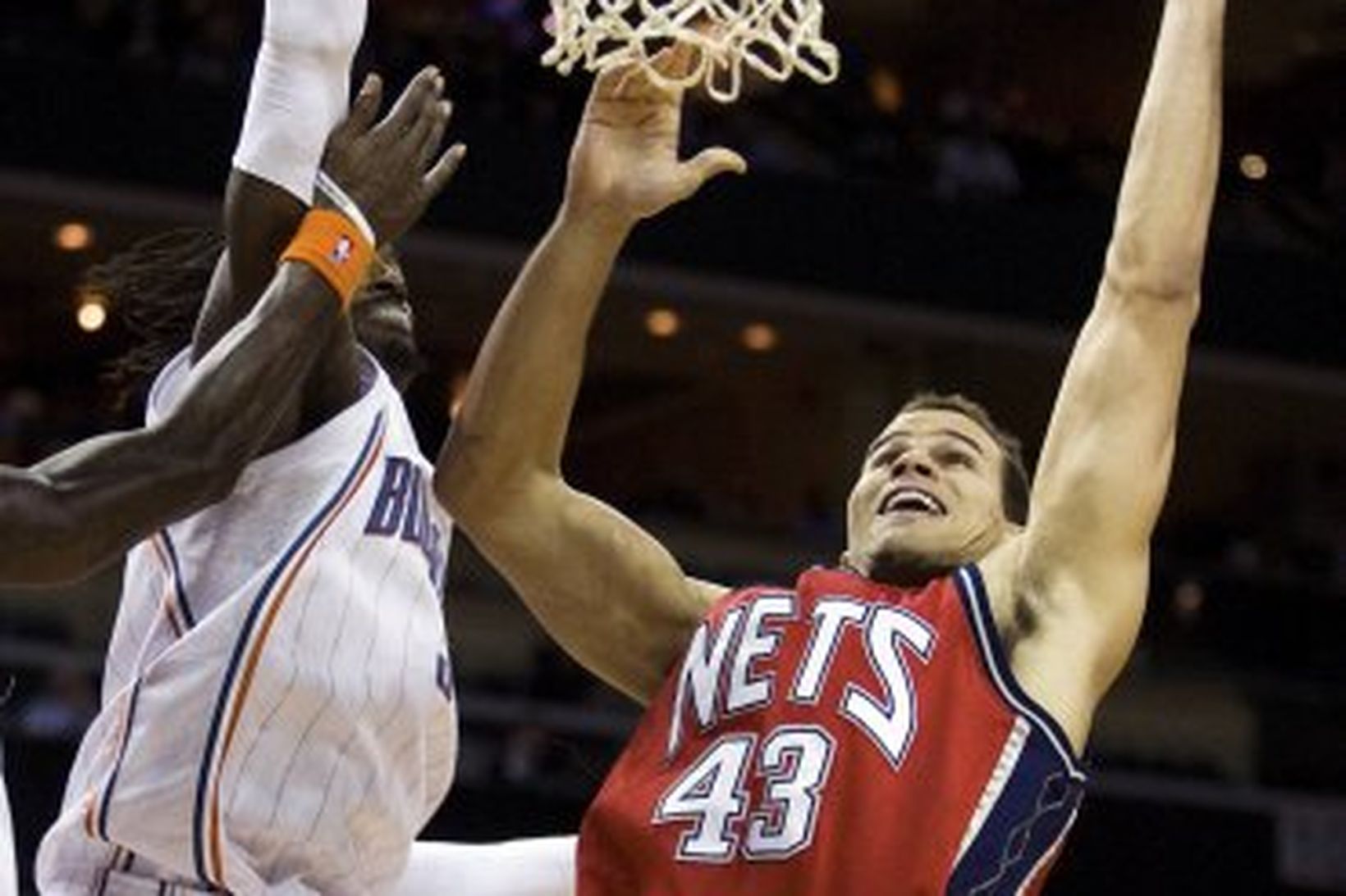 Kris Humphries leikmaður New Jersey skorar gegn Gerald Wallace.