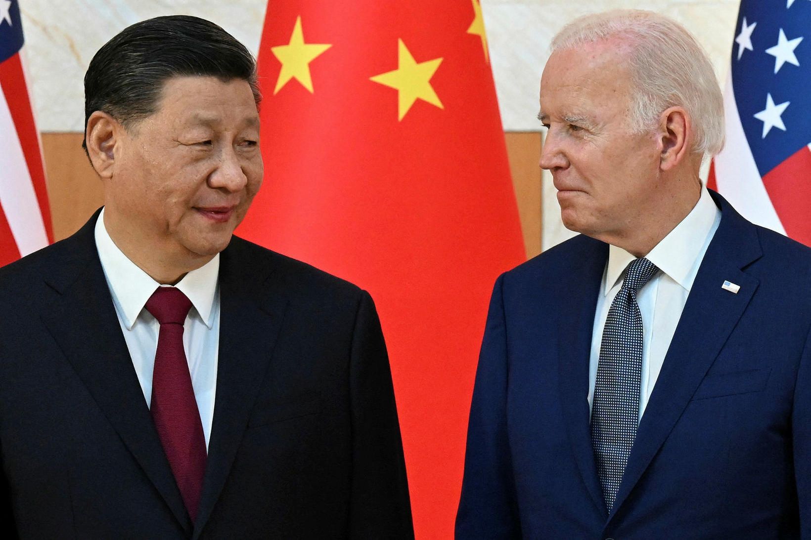 Joe Biden (til hægri) og Xi Jinping í Indónesíu í …