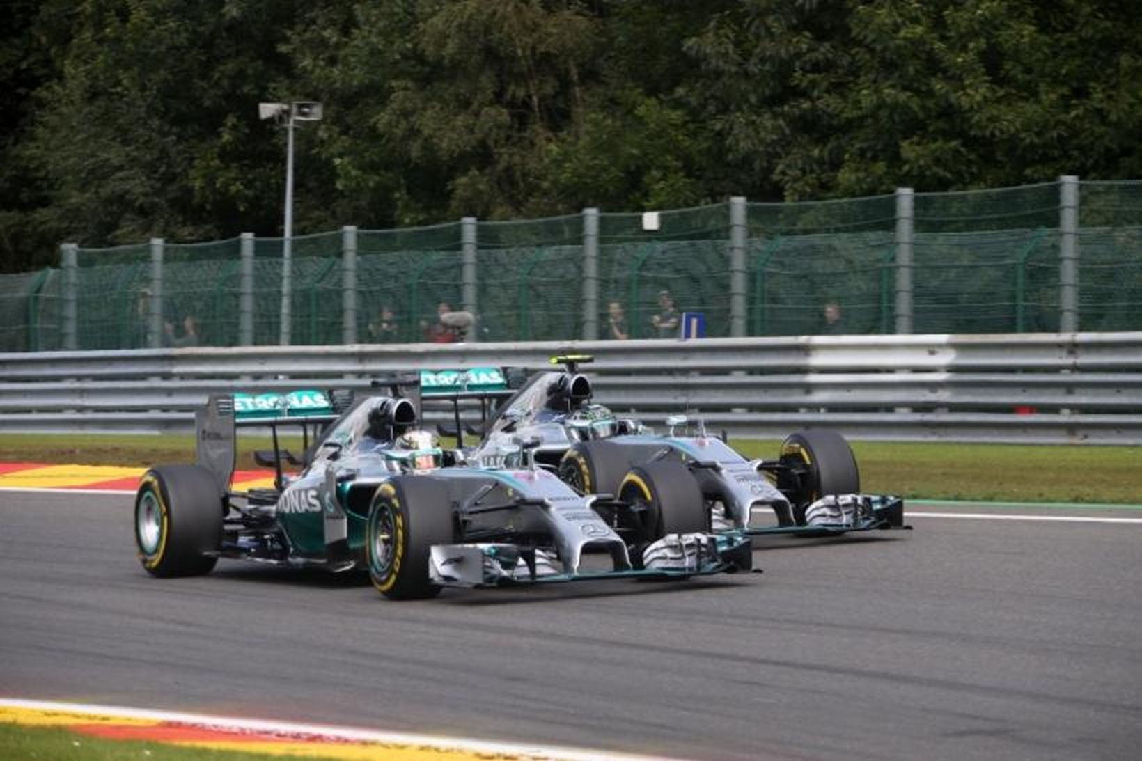 Lewis Hamilton (nær) og Nico Rosberg há lokaeinvígi um titil …
