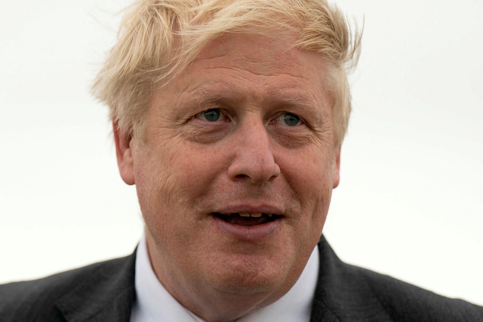 Boris Johnson, forsætisráðherra Bretlands, er hann lenti í heimalandinu eftir …