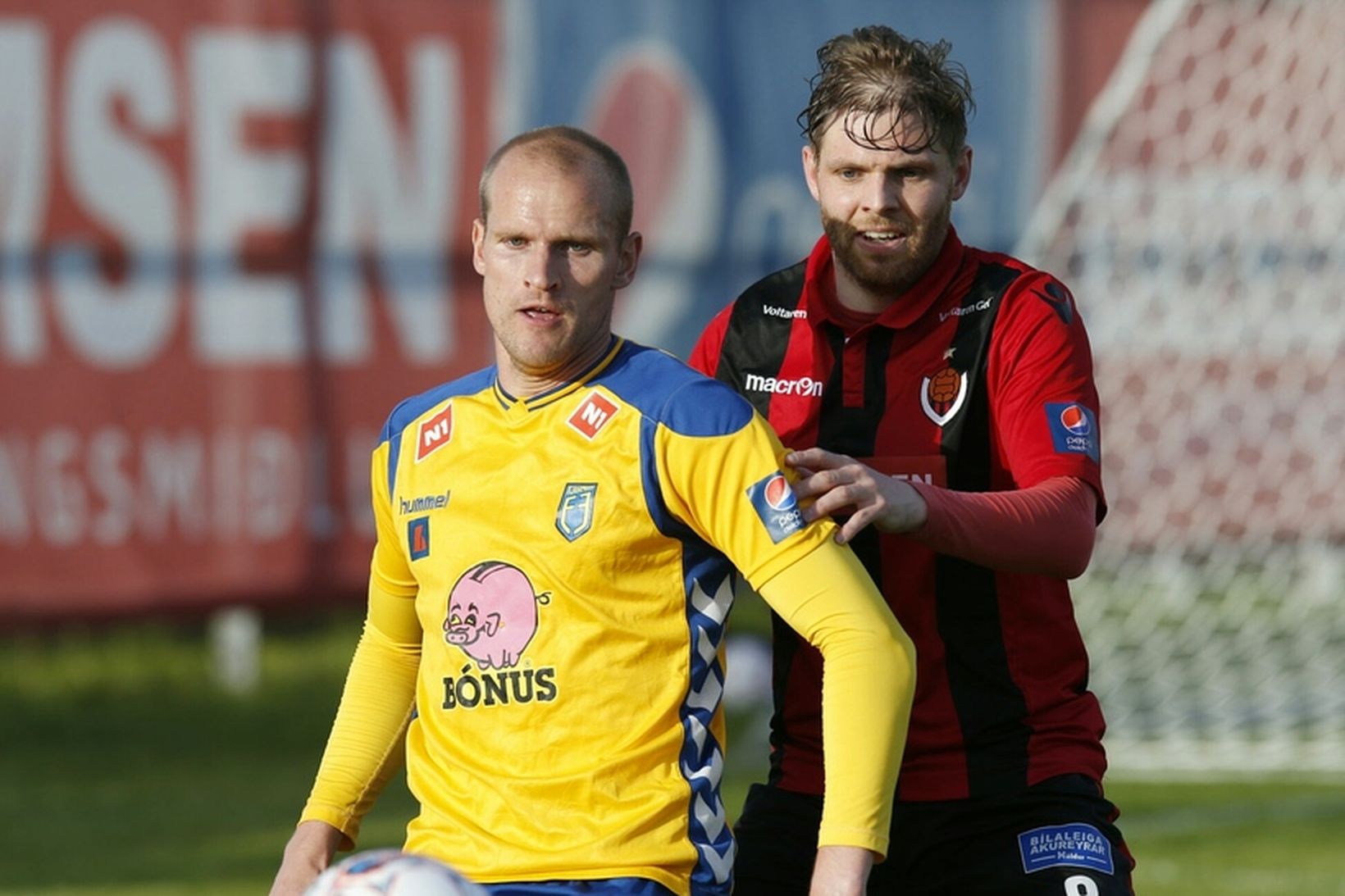 Gunnar Már Guðmundsson og Viktor Bjarki Arnarsson í leiknum í …