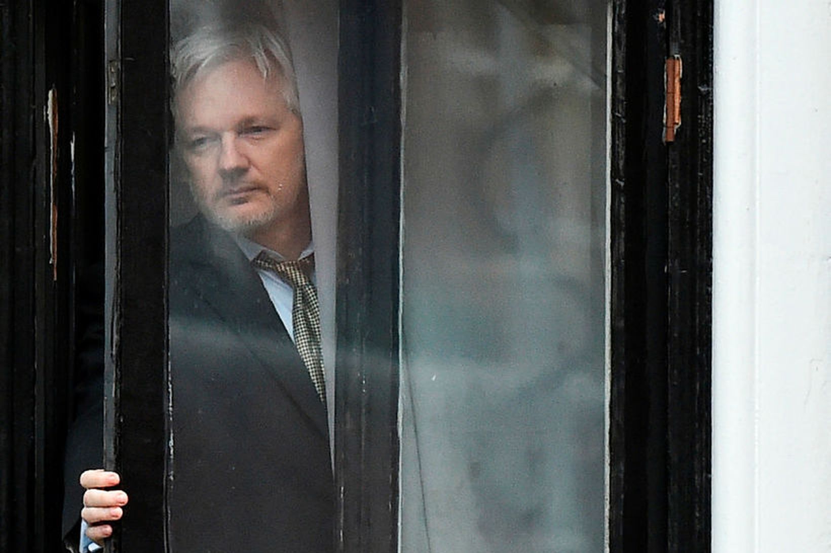 Julian Assange nýtur ekki lengur aukaöryggisgæslu í sendiráði Ekvador í …