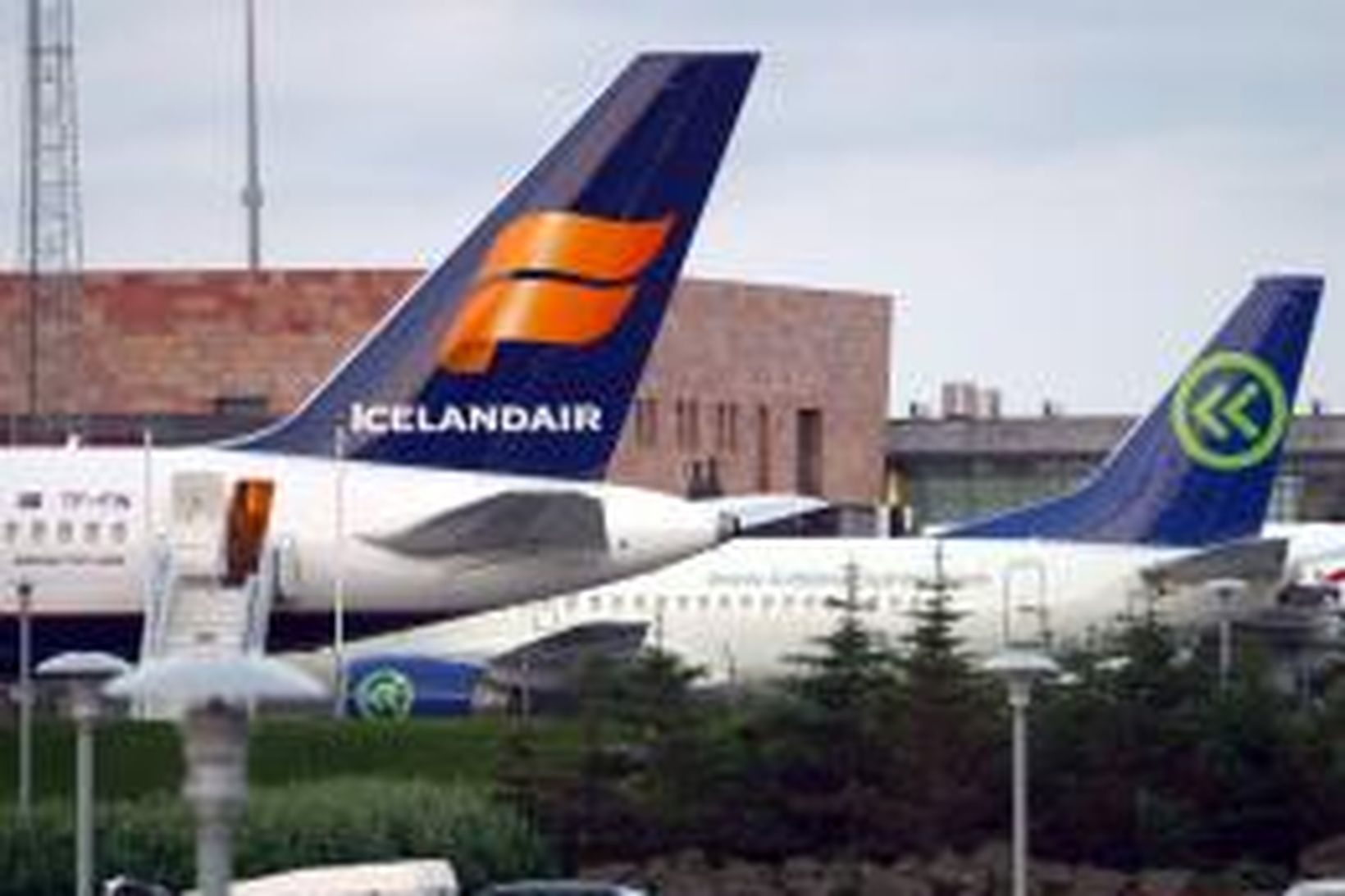 757-þota Flugleiða, TF-FIN, og 737-þota Iceland Express á Keflavíkurflugvelli.