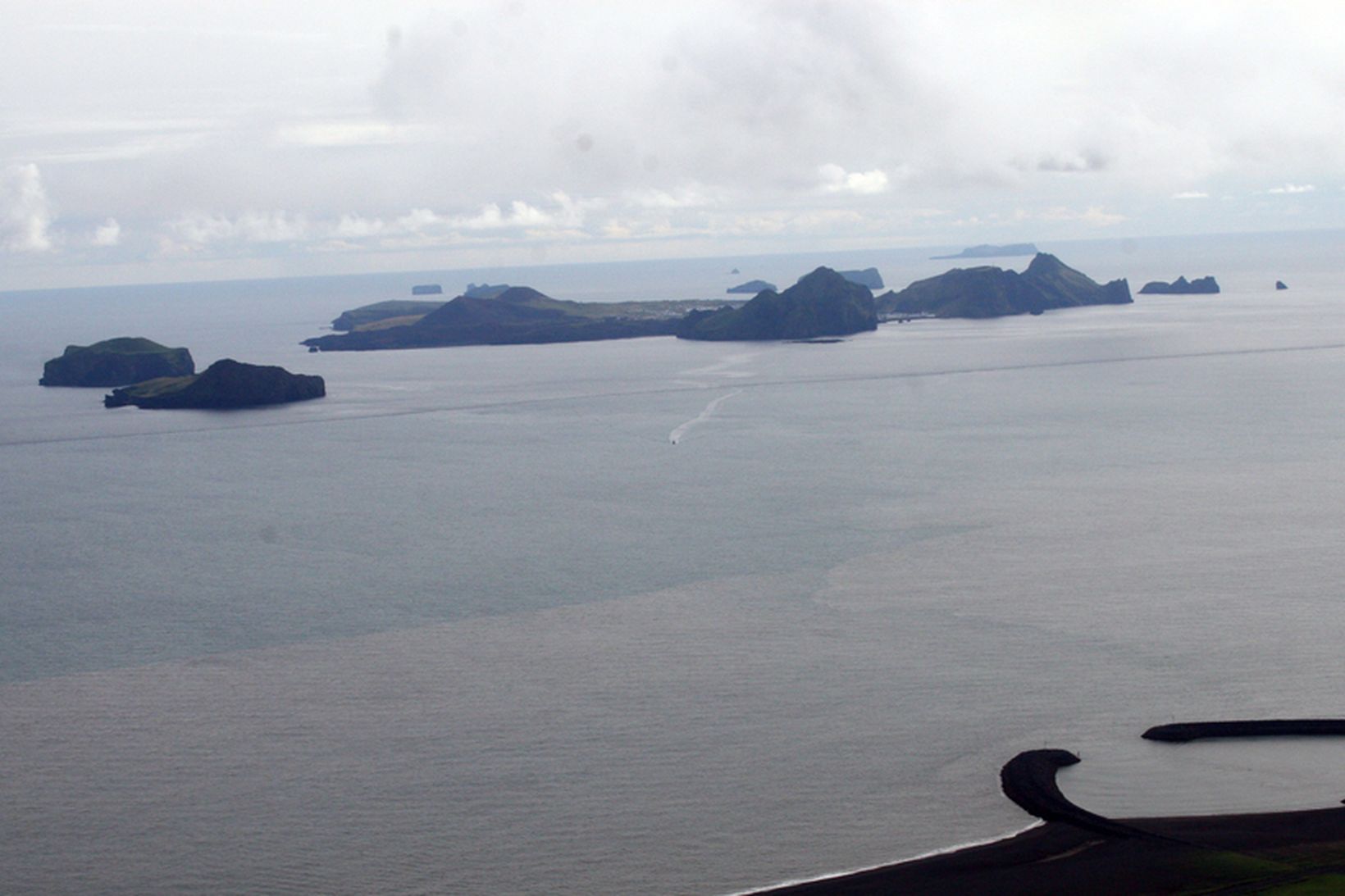 Landeyjahöfn í forgrunni, Vestmannaeyjar í baksýn.