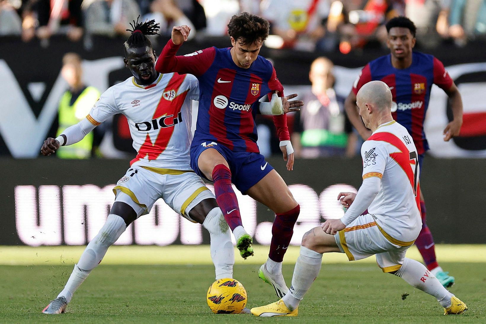 Joao Felix í baráttunni í dag er liðið mætti Rayo …