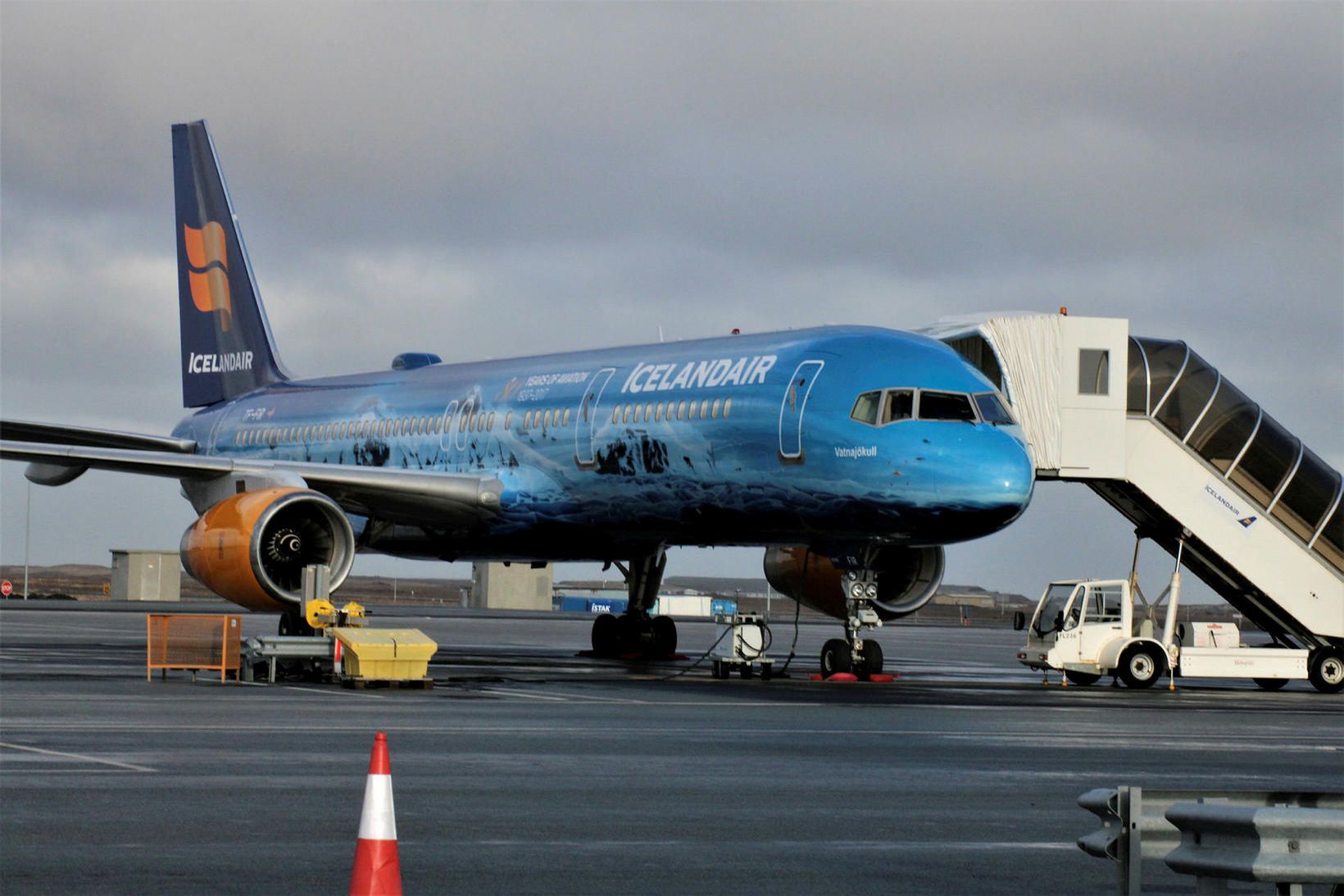 Þota Icelandair á Keflavíkurflugvelli.
