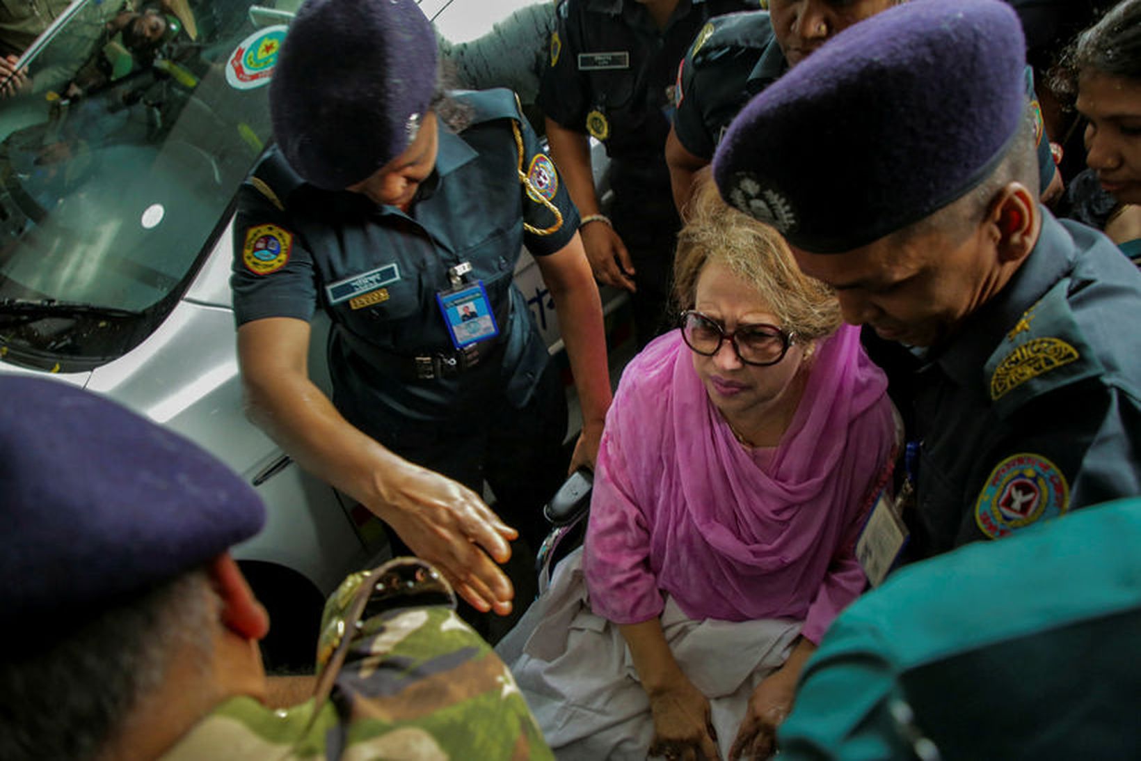 Khaleda Zia umkringd lögreglumönnum.
