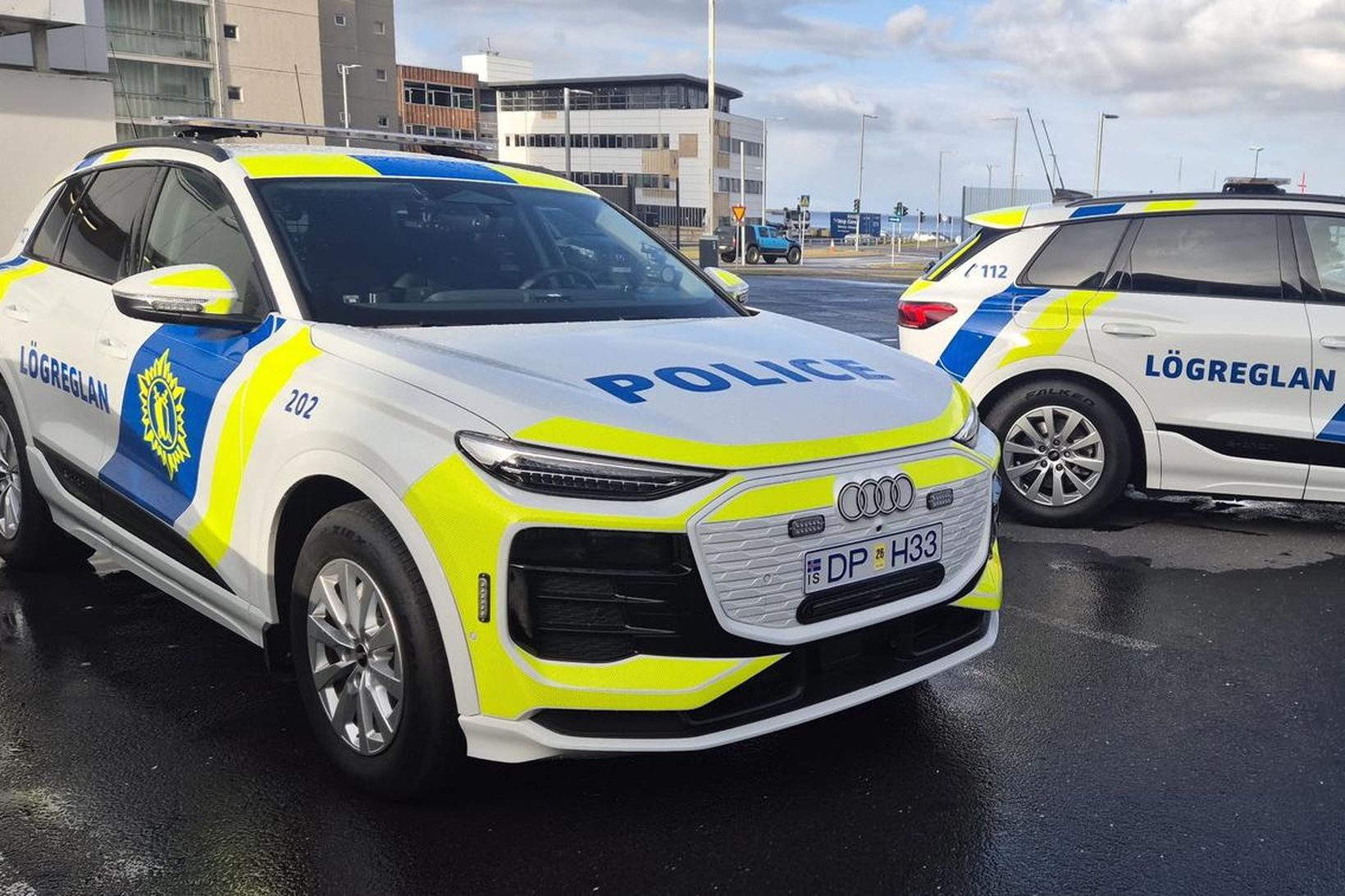 Ók með lausan gám á palli bifreiðarinnar