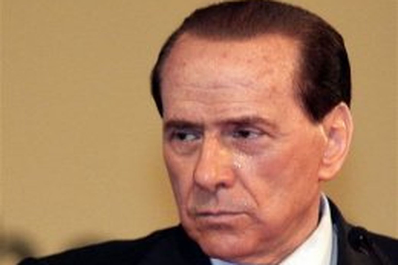 Hér sést Berlusconi aðeins andartökum áður en hann féll er …