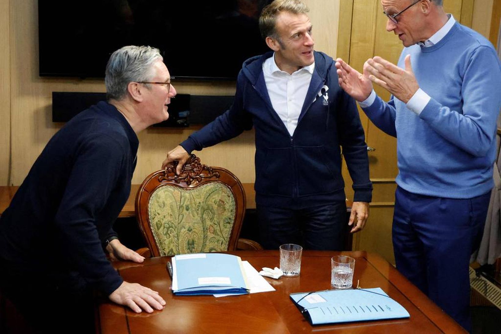 Starmer, Macron og Merz á fundinum umtalaða. Á borðinu milli …