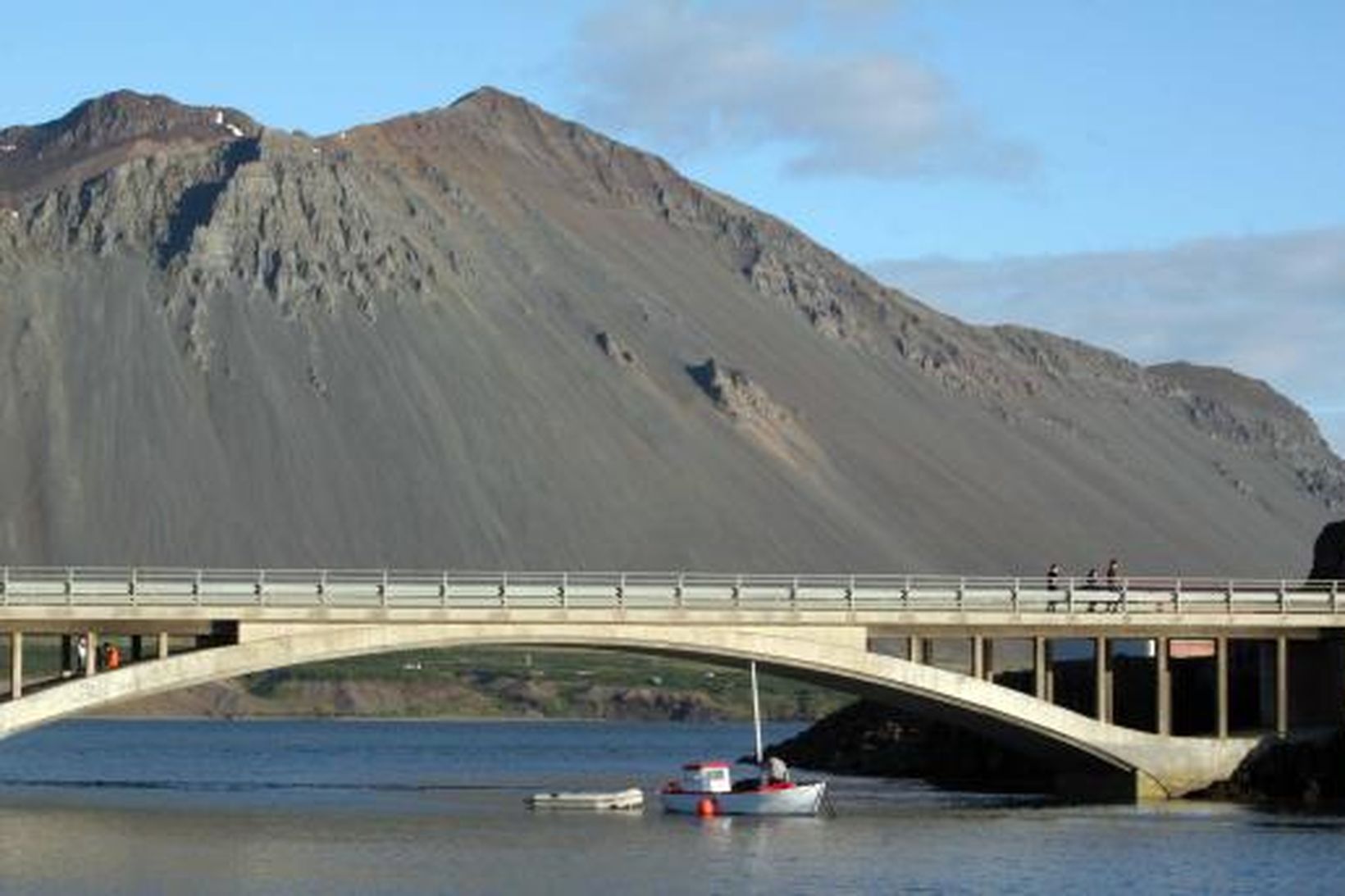 Rúnar Ragnarsson kemur Ellunni sinni fyrir á Brákarsundinu.