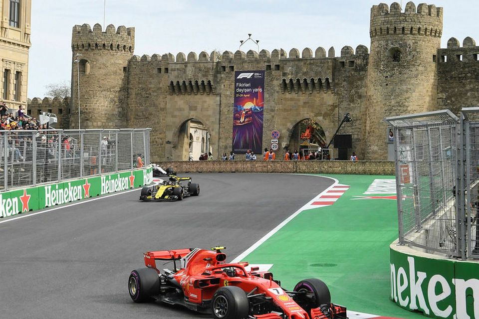 Carlos Sainz fylgir hér Kimi Räikkönen í kappakstrinum í Bakú.
