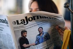 Kona les dagblaðið La Jornada, þar sem sagt er frá fundi Penn og El Chapo.