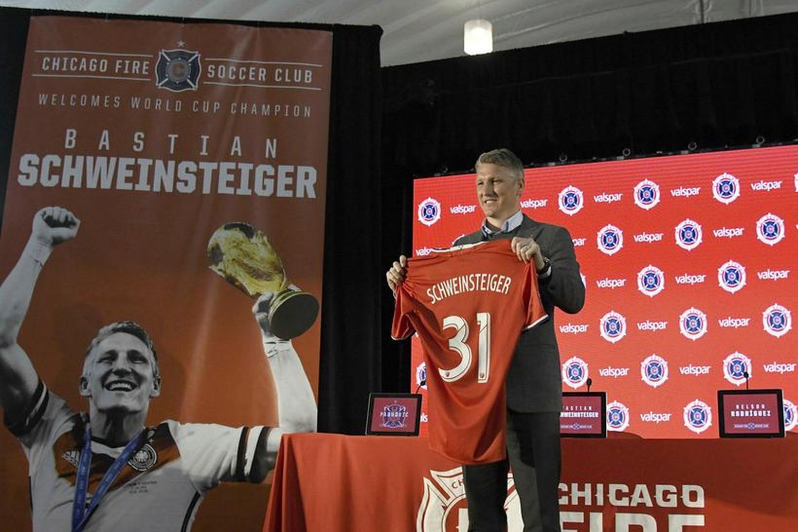 Basitan Schweinsteiger með treyju Chicago Fire.