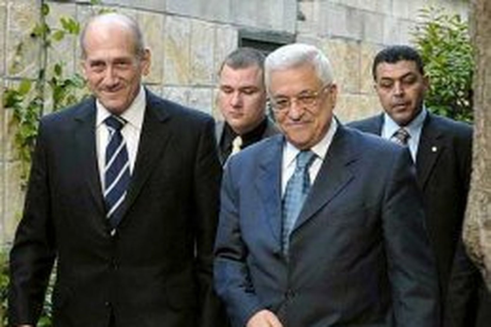Ehud Olmert, forsætisráðherra Ísraels, með Mahmoud Abbas, leiðtoga Palestínumanna.