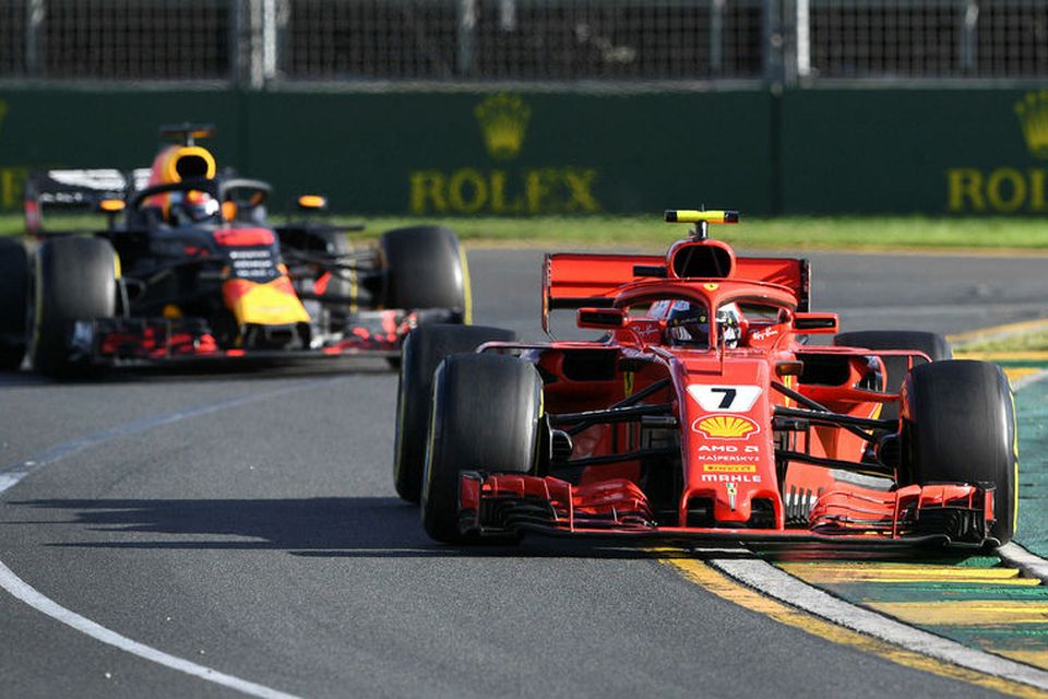 Daniel Ricciardo í humátt á eftir Kimi Räikkönen í Melbourne.