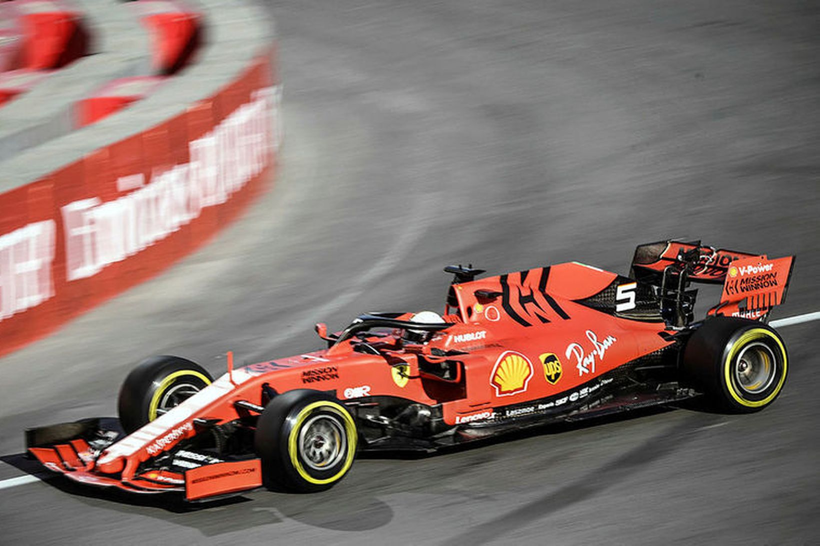 Sebastian Vettel á Ferrarifáknum í Bakú.