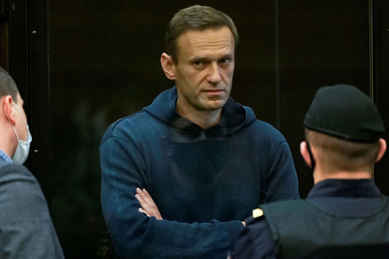 Navalní er viðstaddur réttarhöldin í dag.