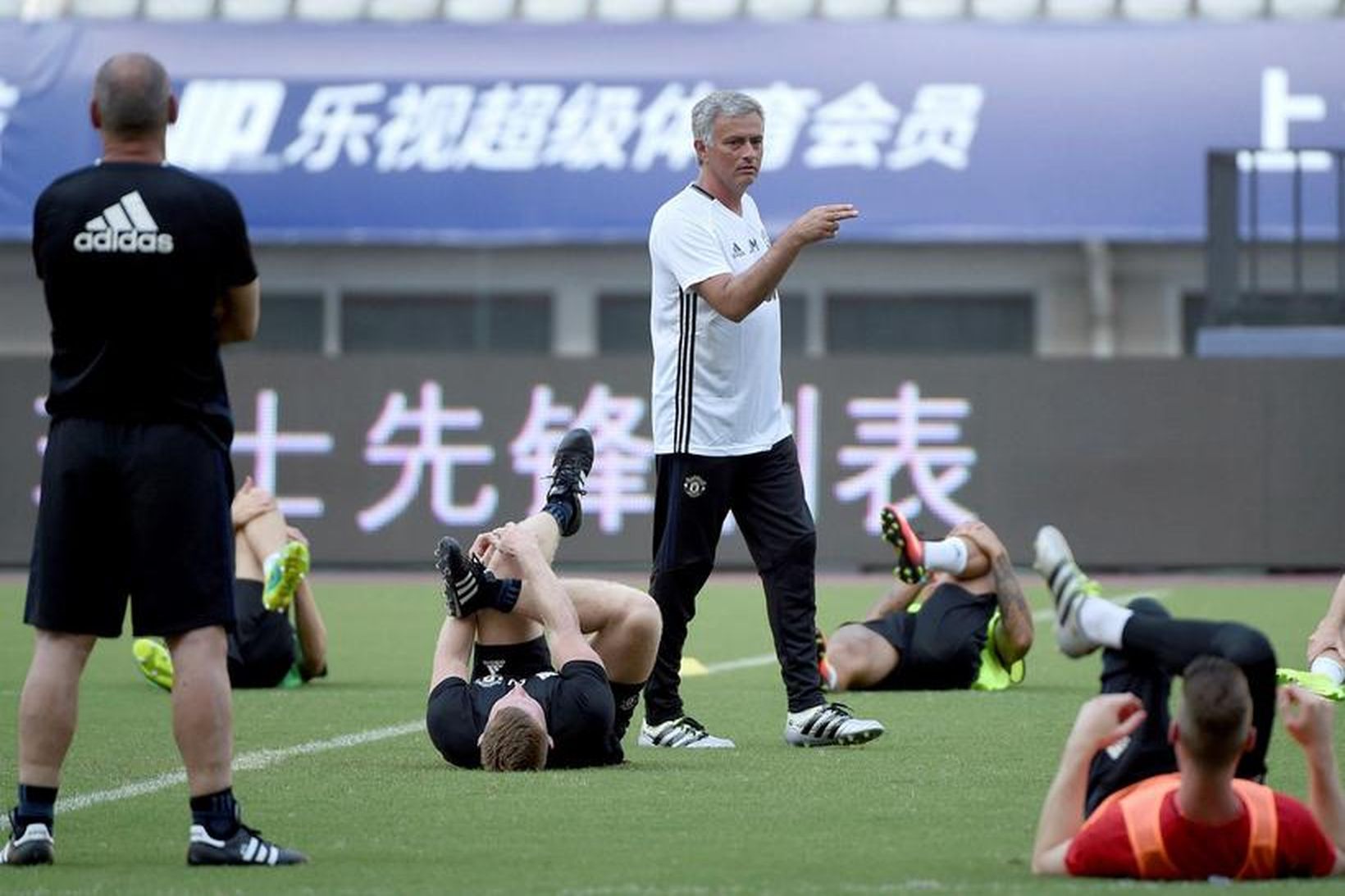 Jose Mourinho stýrir æfingu hjá Manchester United í Shanghai í …