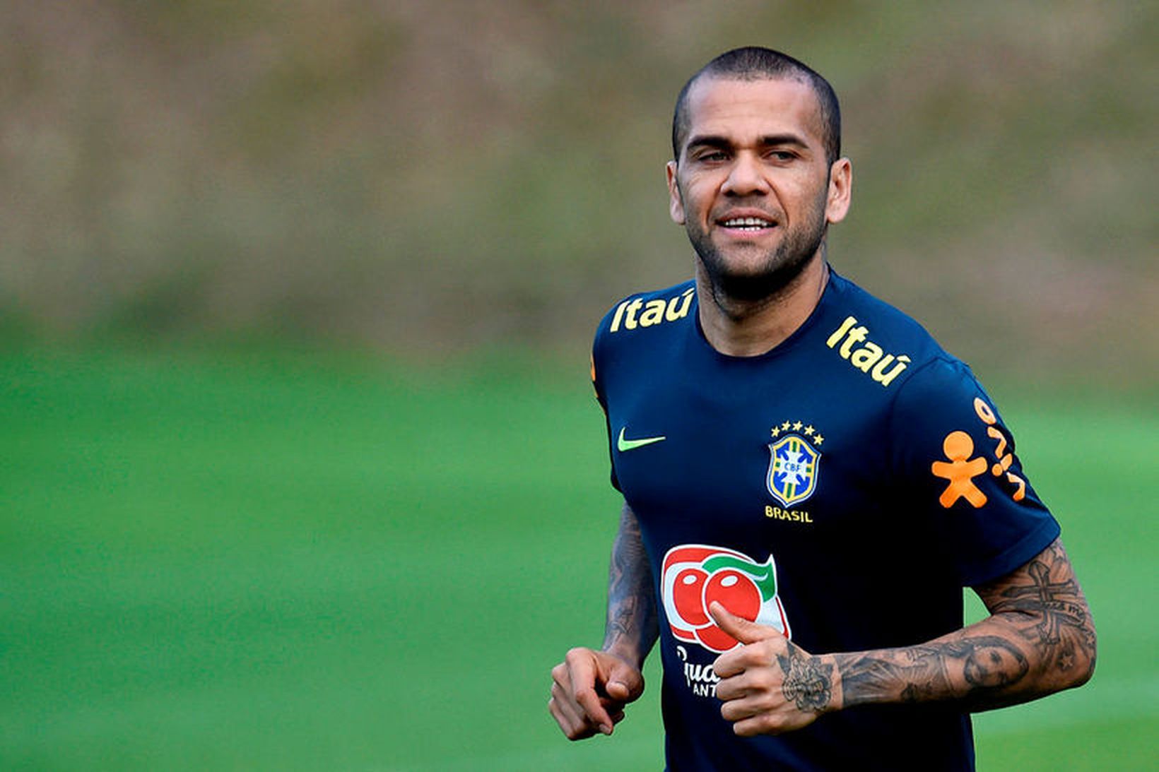 Daniel Alves losnar ekki úr steininum, í bili hið minnsta.