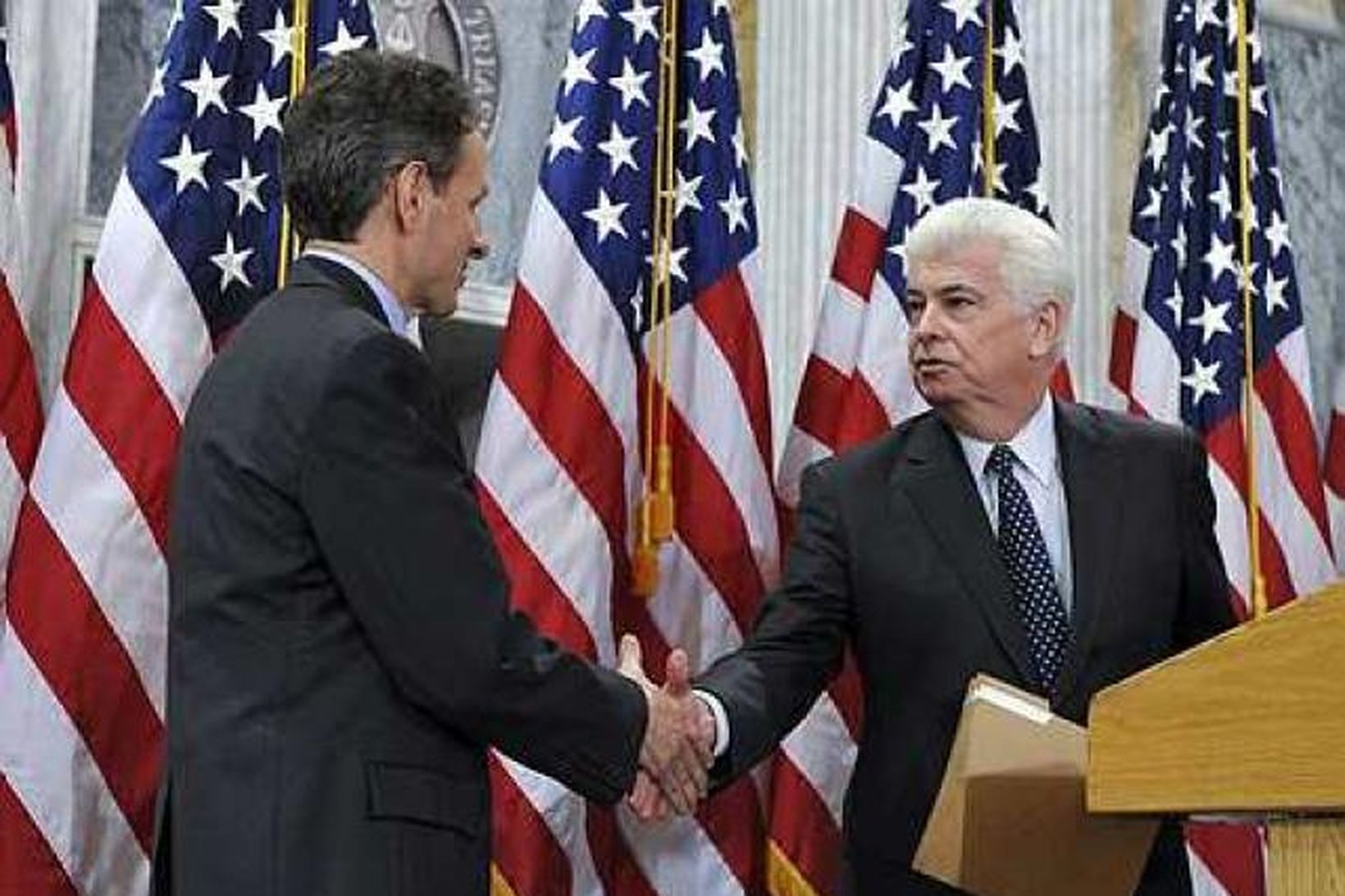 Chris Dodd, t.h., ásamt fjármálaráðherra Bandaríkjanna, Geithner.