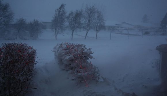 Brotinn járnstaur og fjúkandi þakplötur
