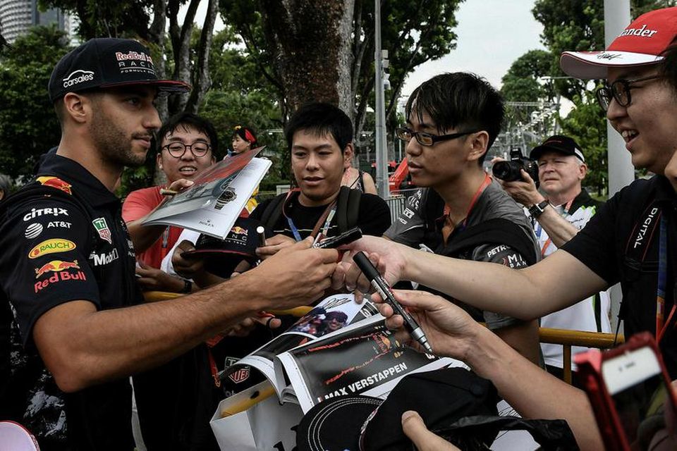 Daniel Ricciardo sinnir unnendum formúlunnar í Singapúr.