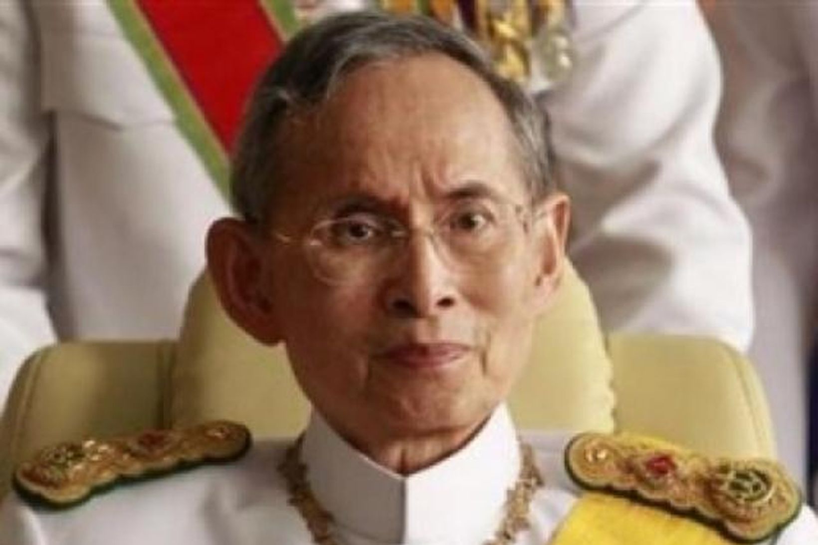 Bhumibol Adulyadej konungur.