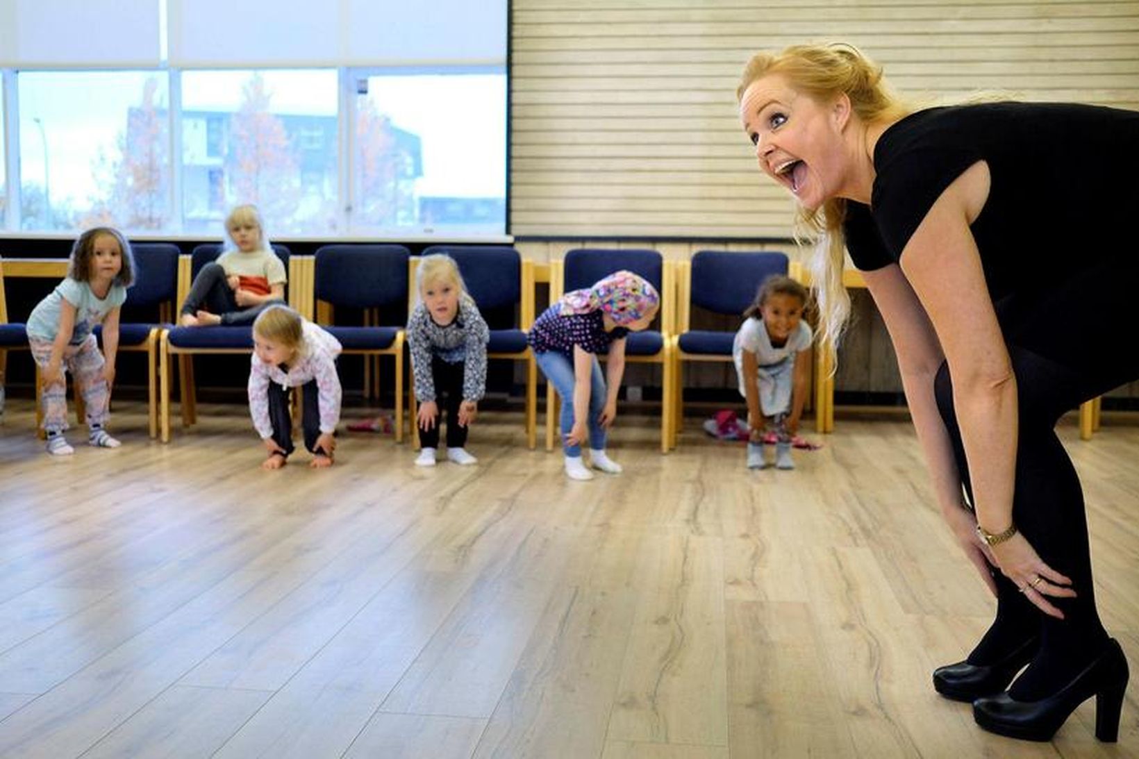 Auður Gudjohnsen söngkennari á æfingu með einum af fjórum hópum …