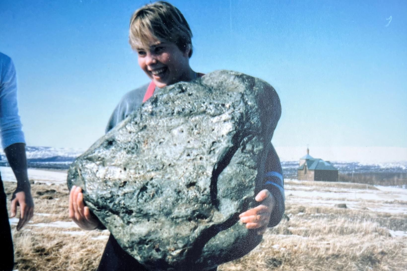 Kristín var í skólaferðalagi þegar hún lyfti Húsafellshellunni árið 1986, …