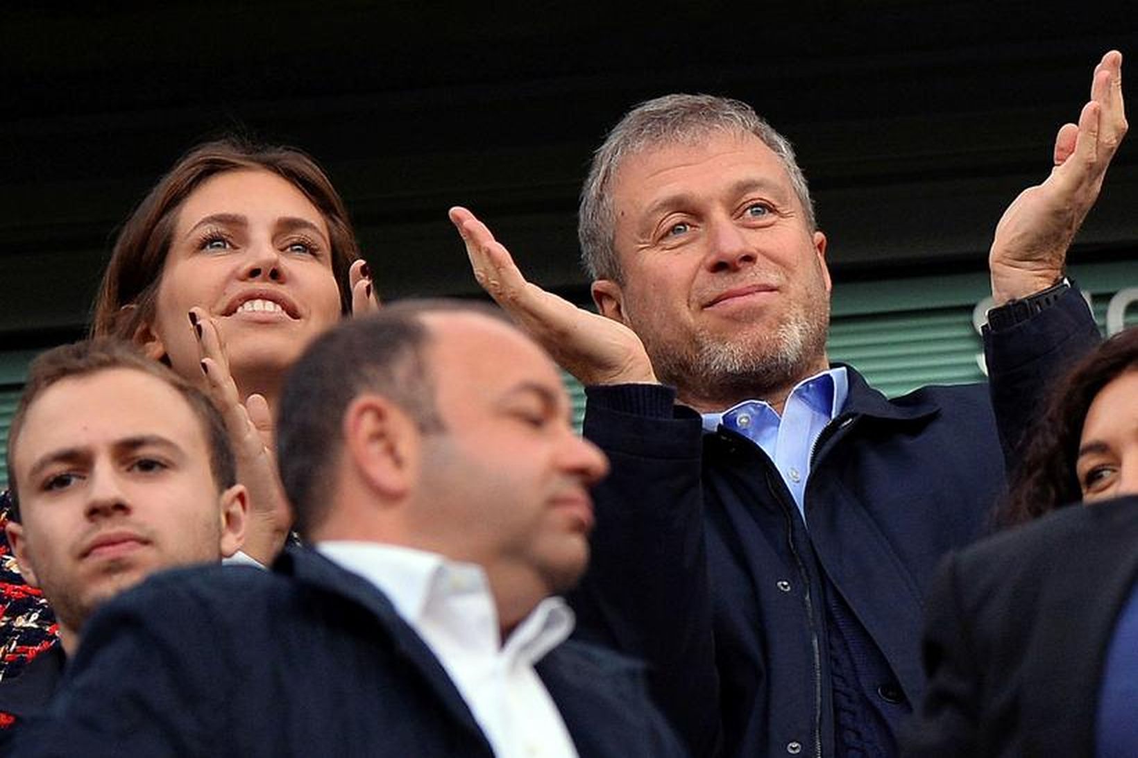 Roman Abramovich klappar fyrir sínum mönnum á leik með Chelsea.