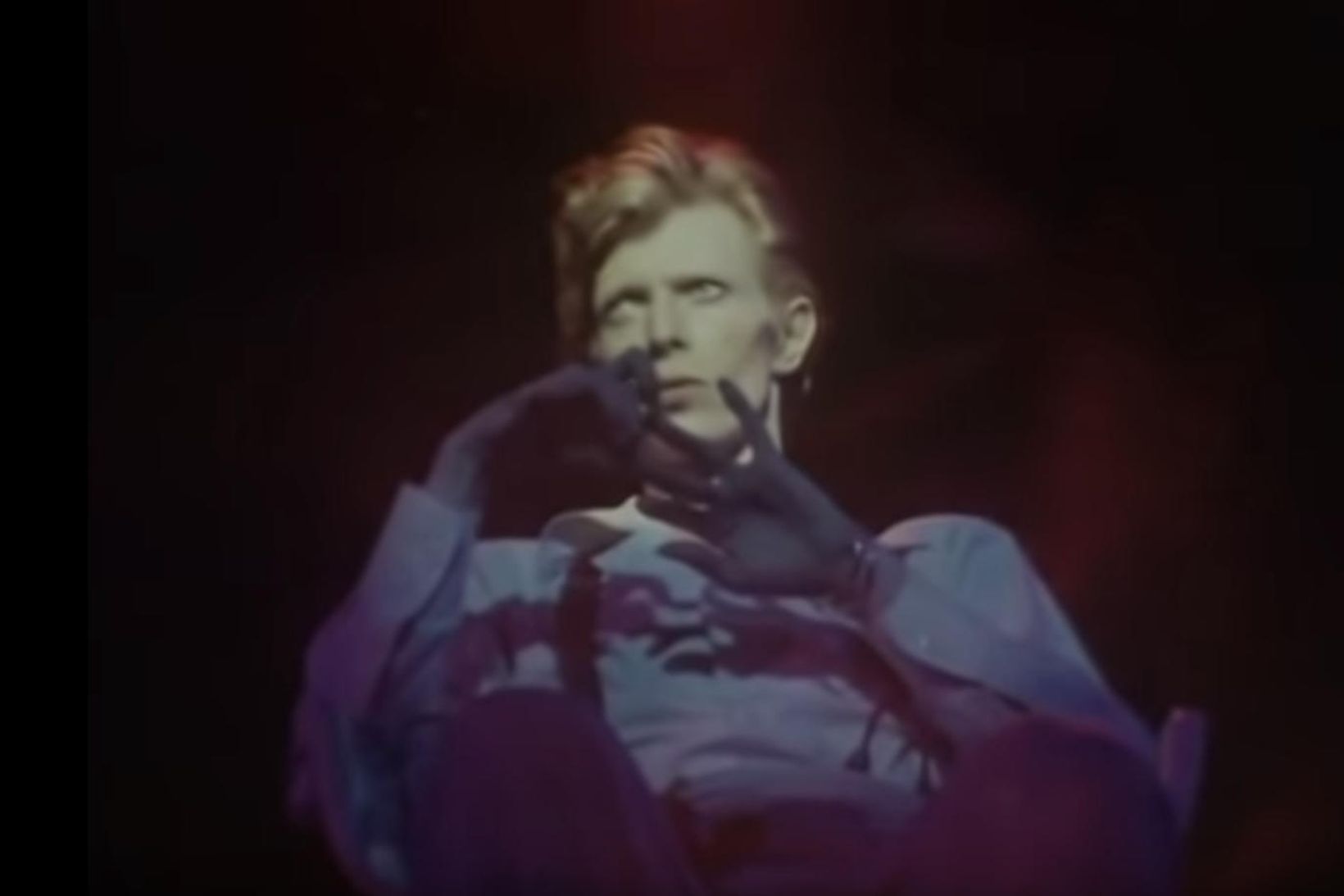 Kamelljónið David Bowie svífur yfir tónleikasal árið 1974 og flytur …