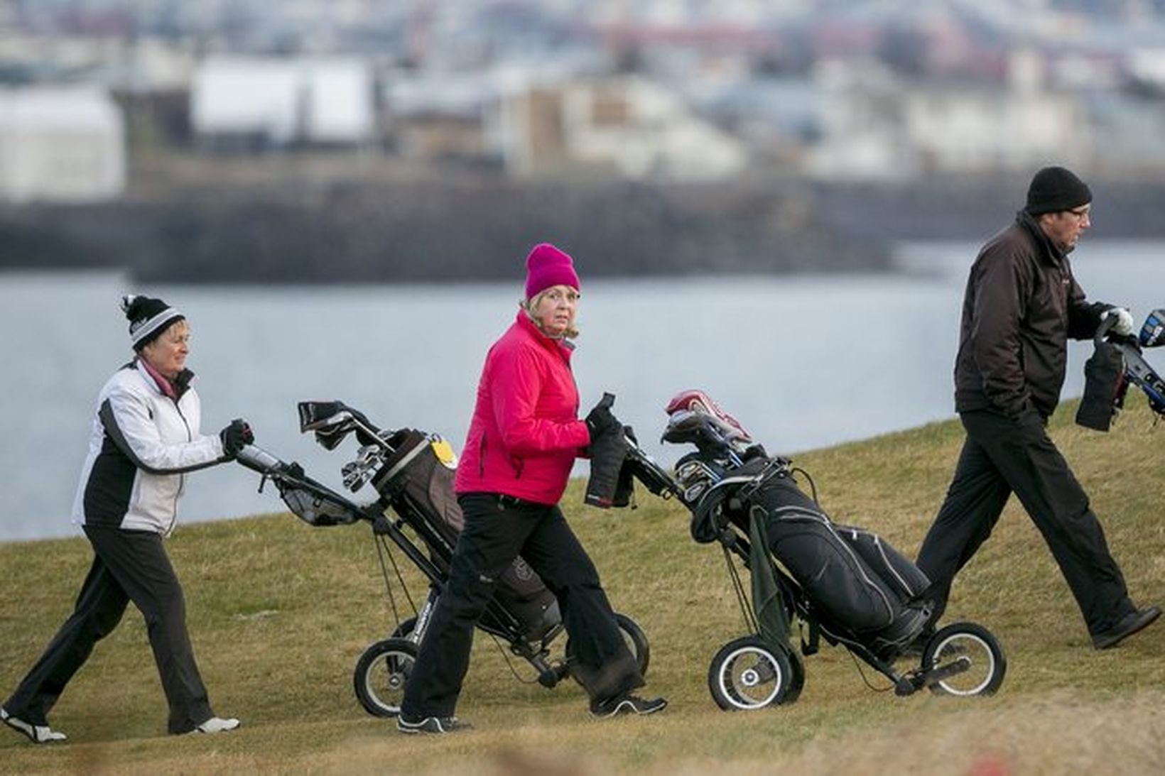 Golfað í nóvember á Nesinu. Kylfingar nýttu sér óvenulegt nóvemberveður …